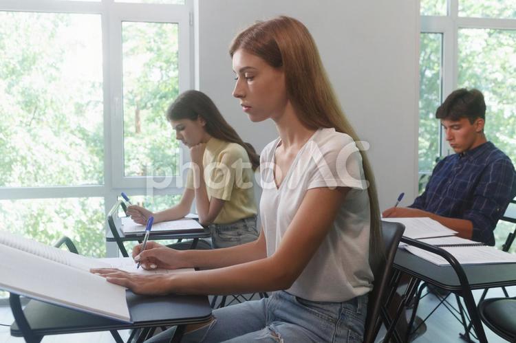 授業を受ける大学生たち 女性,男性,大学生の写真素材