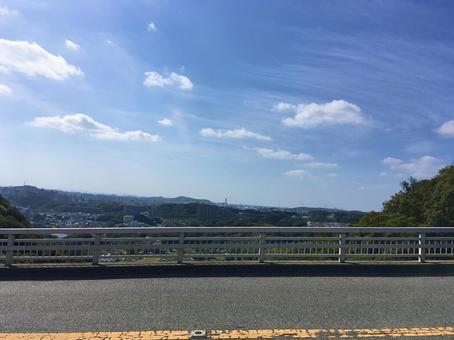 車道から見る街並み 車道から見る街並みの写真