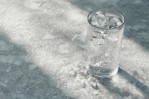 グラスに注がれた冷たい氷と水 グラスに注がれた冷たい氷と水の写真