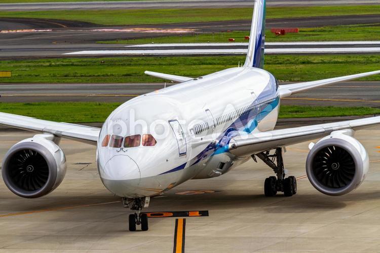 駐機場で向きを変える旅客機 飛行機,空港,旅客機の写真素材