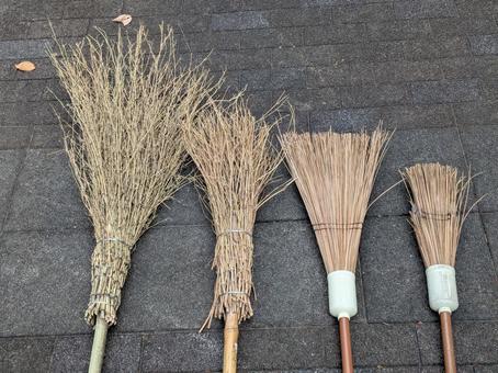 小雪前の新旧の箒 竹箒,ヤシバホウキ,掃除用具の写真素材