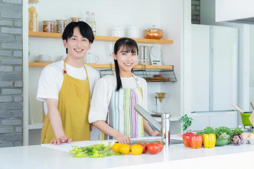 キッチンで料理を作る若い夫婦 キッチンで料理を作る若い夫婦 夫婦,料理,キッチンの写真素材