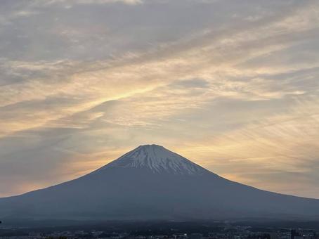 夕焼けに映える富士山の絶景 夕焼けに映える富士山の絶景の写真