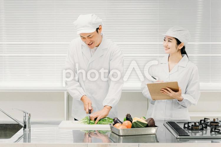 食品工場で働く男女の調理員（分析・検査） 調理員,給食センター,料理の写真素材