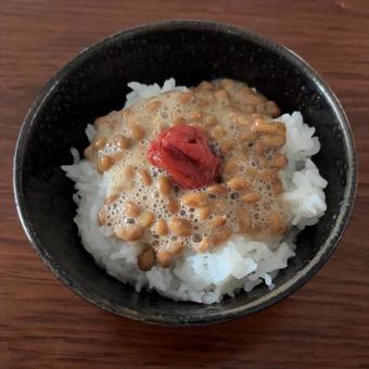 あきたこまちご飯に納豆とかつお梅の茶碗飯 あきたこまちご飯に納豆とかつお梅の茶碗飯の写真