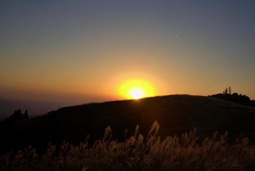 黄金色の夕陽が沈む秋の高原とススキ 黄金色の夕陽が沈む秋の高原とススキ 夕陽,空,ススキの写真素材