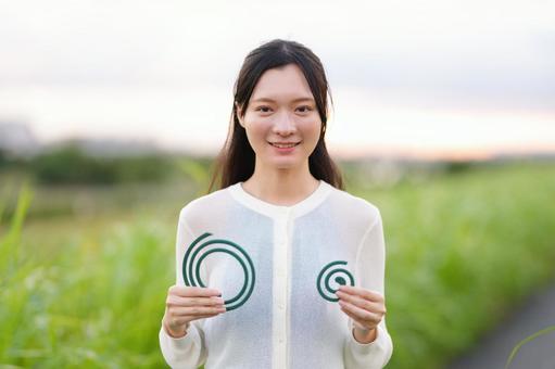 両手で蚊取り線香を持ち笑う女性 女性,蚊取り線香,持つの写真素材