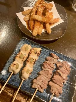 居酒屋のゴボウフライと焼き鳥 焼き鳥,串焼き,ごぼうフライの写真素材