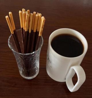 カルディドリップコーヒーとポッキーの写真