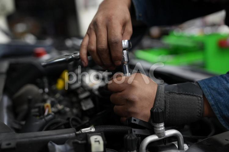 工具を握って車の整備をする男性の手1 整備士,工具,整備工場の写真素材