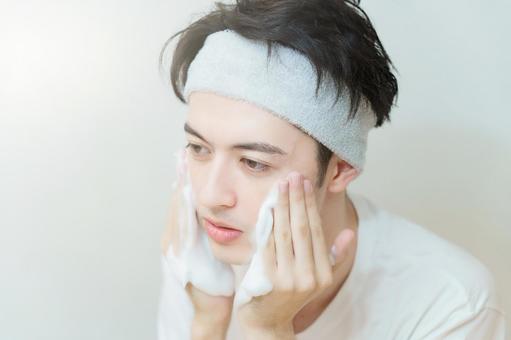 年輕人洗臉 年輕人洗臉