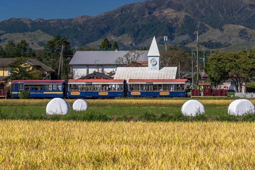 秋の白川駅とトロッコ列車 秋の白川駅とトロッコ列車の写真