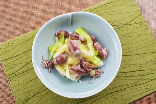 ホタルイカとうるいのぬた、酢味噌和え ホタルイカとうるいのぬた、酢味噌和え 蛍烏賊とうるいのぬた,真俯瞰,ほたるいかとうるいの酢味噌和えの写真素材
