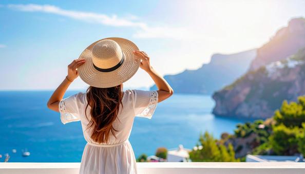 真夏の海を眺める女性の後ろ姿 真夏の海を眺める女性の後ろ姿の写真