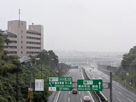 霜降過ぎの雨の朝の東名横浜青葉IC付近 東名高速道路,横浜青葉インターチェンジ,横浜青葉ジャンクションの写真素材