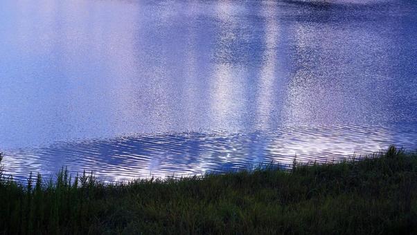 秋朝の川面の写真