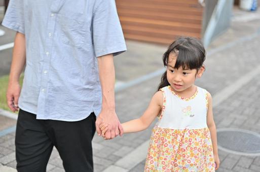 父親と手をつないで散歩する女の子 夏3 子供,親子,パパの写真素材