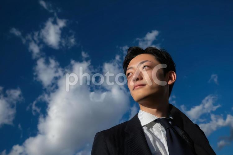 青空を見上げるビジネスマン 青空,見上げる,ビジネスマンの写真素材