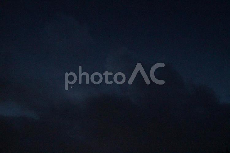 退社時の１ショット　５ 空,夕空,暗いの写真素材