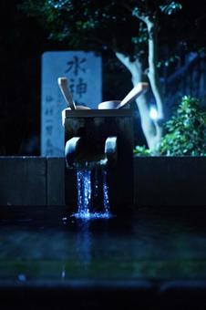 前原御嵩神社そばにある水神宮の手水と柄杓 前原御嵩神社そばにある水神宮の手水と柄杓の写真