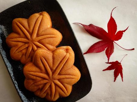 もみじの饅頭と葉っぱ2 もみじ饅頭,もみじ,葉っぱの写真素材