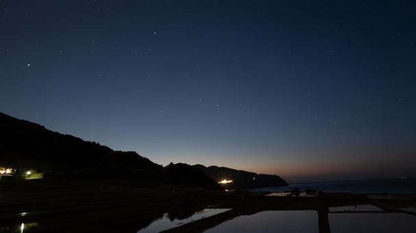 星空が映る海辺の田園風景 星空が映る海辺の田園風景 海岸,水田,田んぼの写真素材
