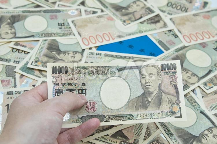 消えゆく年金　支払われるのか　自分で準備 １万円,札,日本円の写真素材