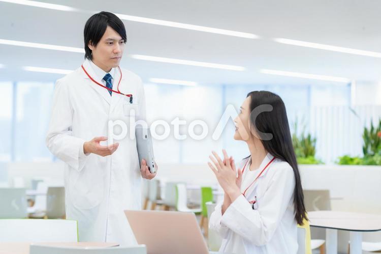 病院で打ち合わせをする医者 医者,病院,会議の写真素材