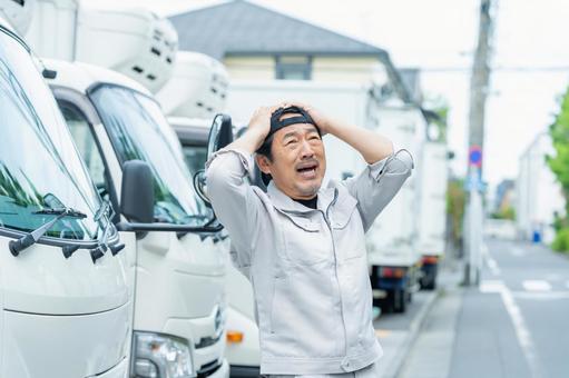 悩むドライバーの男性 悩むドライバーの男性の写真