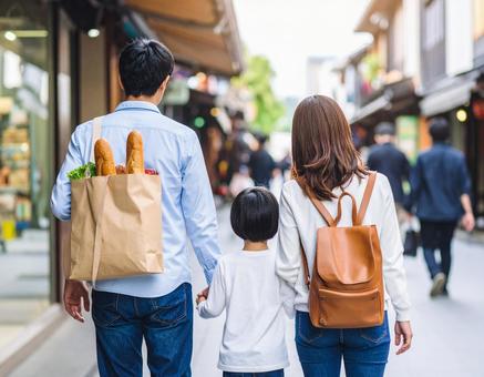 商店街を歩く人 商店街を歩く人の写真