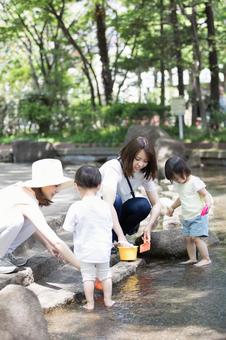 ママ友 母親 育児 ママ友 母親 育児 ママ友,公園,水遊びの写真素材