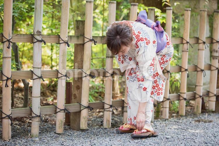 下駄を直す女性 下駄,鼻緒,鼻緒擦れの写真素材
