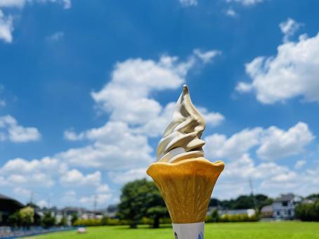 夏空とソフトクリーム 夏空とソフトクリーム ソフトクリーム,冷菓,青空の写真素材