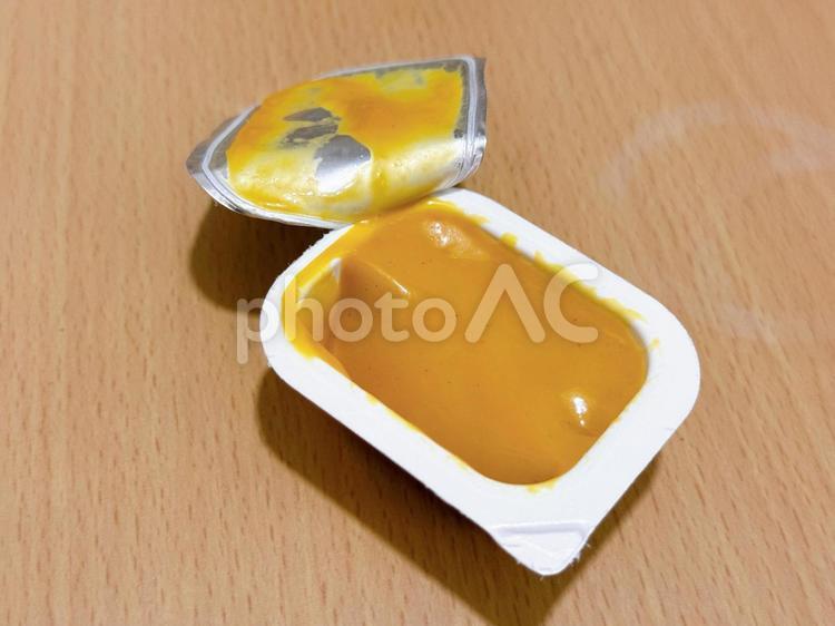 ファストフード店のマスタード 調味料,トッピング,味付けの写真素材
