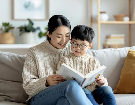 母と息子のくつろぎ読書ナチュラルな暮らし 母と息子のくつろぎ読書ナチュラルな暮らしの写真