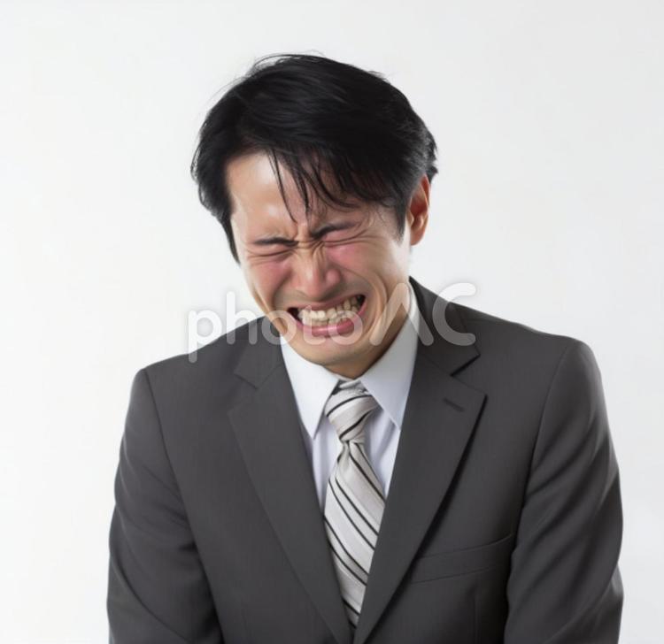 仕事が出来なくて泣いている男性社員2 男性社員,泣く,しんどいの写真素材