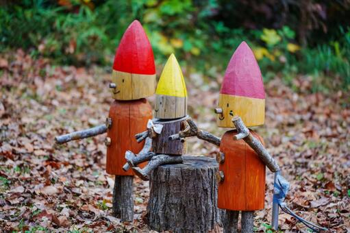 カラフルな木製のオブジェと切り株 屋外,薪,夏の写真素材