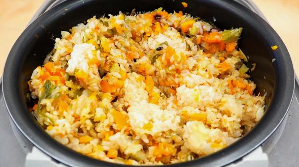 自家製・野菜たっぷりの炊き込みごはん 炊き込みごはん,野菜たっぷり,雑穀米の写真素材