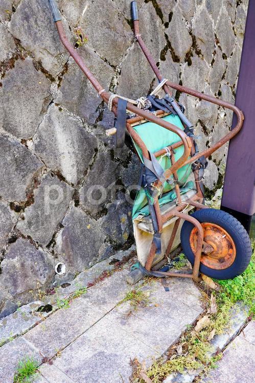 壁に立てかけられた手押し車 手押し車,一輪車,道具の写真素材