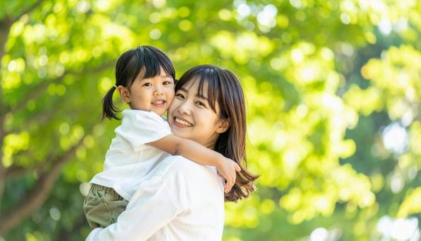 公園で遊ぶ家族 公園で遊ぶ家族の写真
