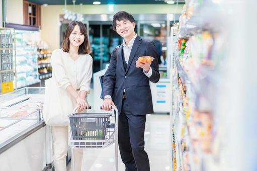 スーパーで食料品を買い物する若い夫婦 男性,生活,仲の良いの写真素材