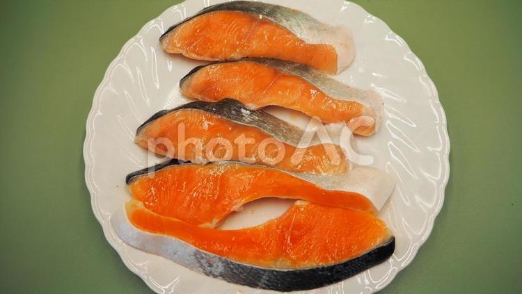 鮭のちゃんちゃん焼きの準備・鮭の切り身 鮭のちゃんちゃん焼き,鮭,切り身の写真素材