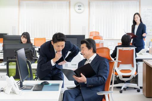 オフィスで仕事をする男女のビジネスマン オフィスで仕事をする男女のビジネスマン ビジネス,会議,ビジネスマンの写真素材