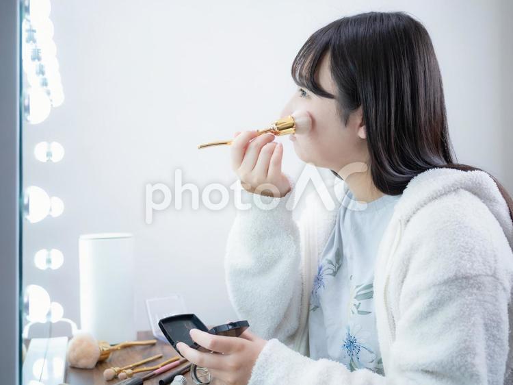 17：メイクをする女の子 メイク,スキンケア,身支度の写真素材