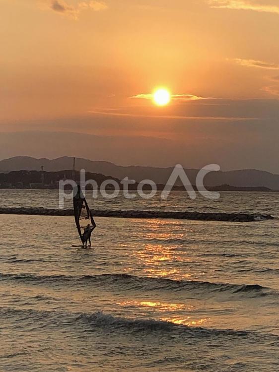 ウィンドサーフィンと夕日 ウィンドサーフィンと夕日,ウィンドサーフィン,夕日の写真素材