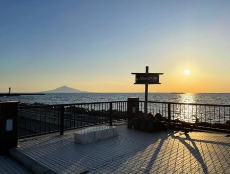 夕方のノシャップ岬と利尻島 夕方のノシャップ岬と利尻島 ノシャップ岬,野寒布岬,ノシャップの写真素材