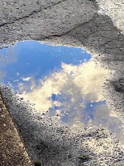 水たまりに映る青空 水たまり空,癒し,自然の写真素材