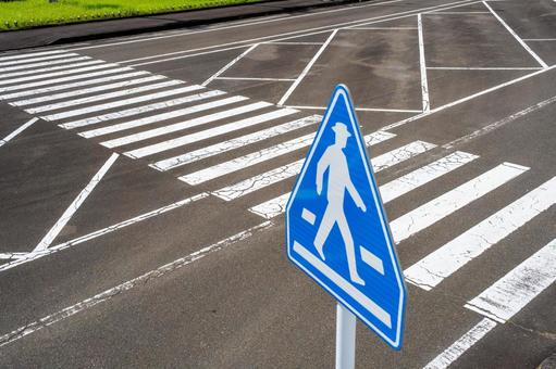 横断歩道と標識 横断歩道と標識 標識,横断歩道,道路の写真素材