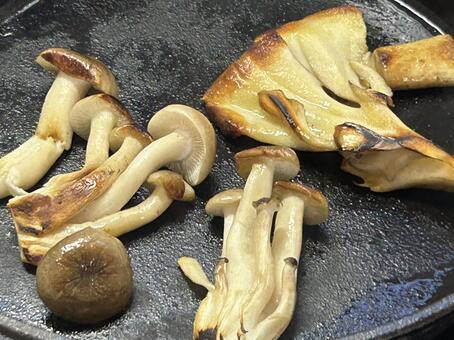 焦げ目がついたら完成 きのこ,素焼き,フライパンの写真素材