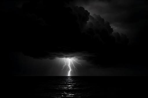 海上に走る稲妻 海上に走る稲妻の写真